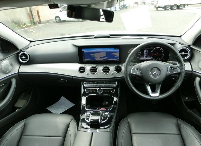 
								Mercedes-Benz E200 full									