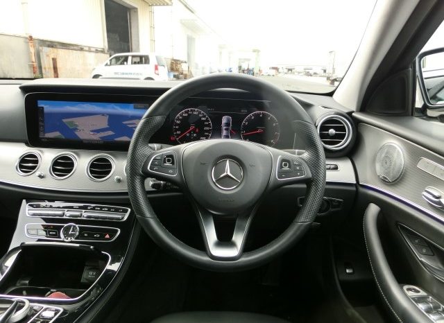 
								Mercedes-Benz E200 full									