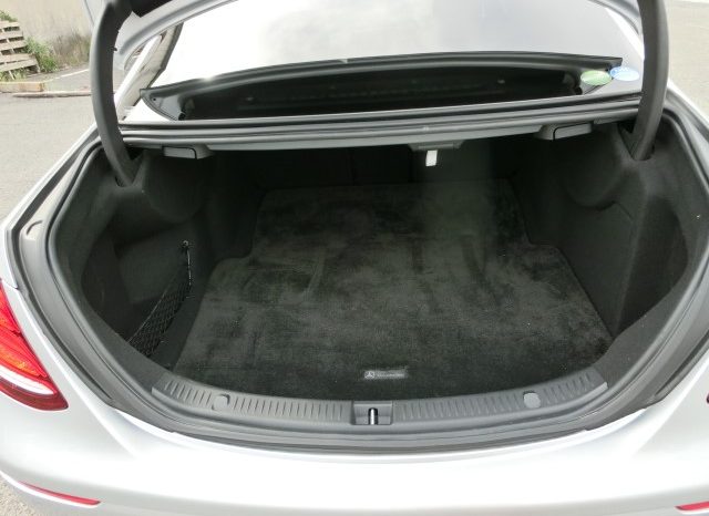 
								Mercedes-Benz E200 full									