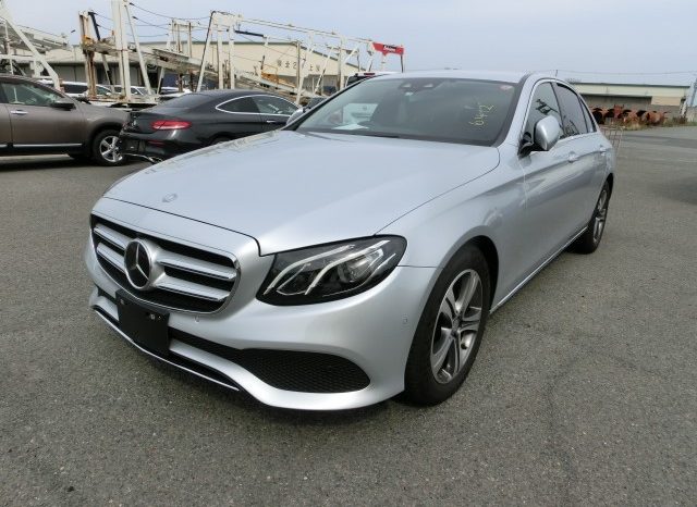 
								Mercedes-Benz E200 full									