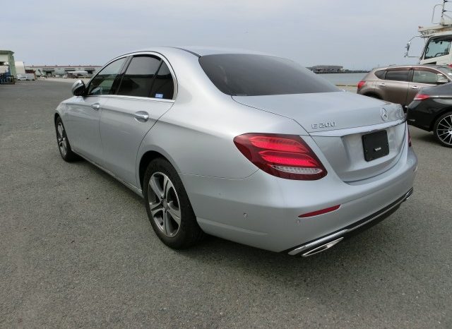 
								Mercedes-Benz E200 full									