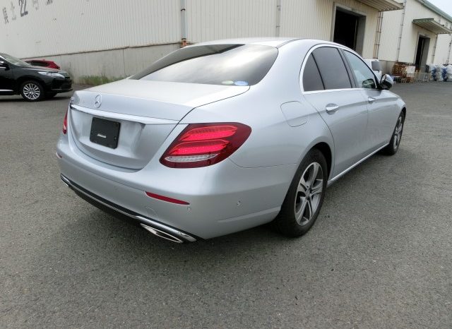 
								Mercedes-Benz E200 full									