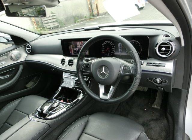 
								Mercedes-Benz E200 full									