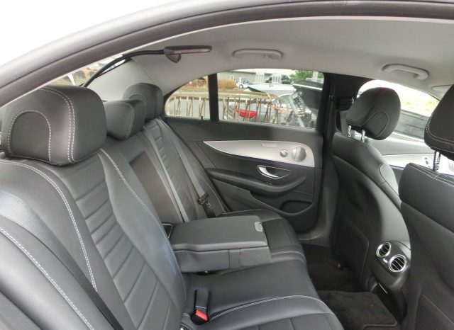 
								Mercedes-Benz E200 full									