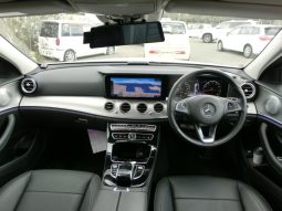 
										Mercedes-Benz E200 full									