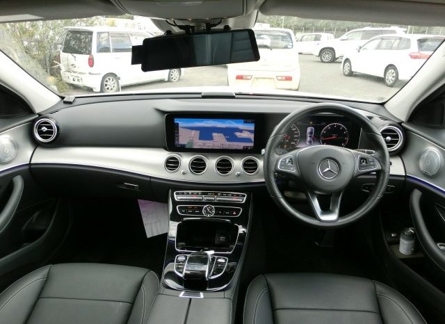 
								Mercedes-Benz E200 full									
