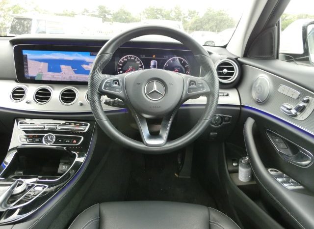 
								Mercedes-Benz E200 full									