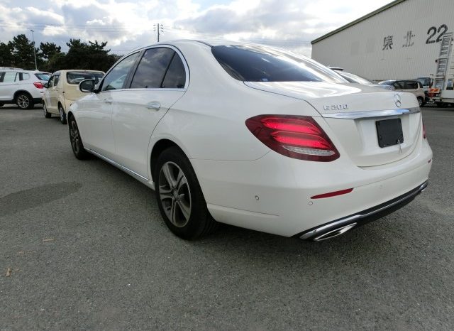
								Mercedes-Benz E200 full									