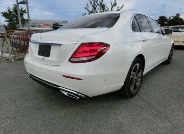 
								Mercedes-Benz E200 full									