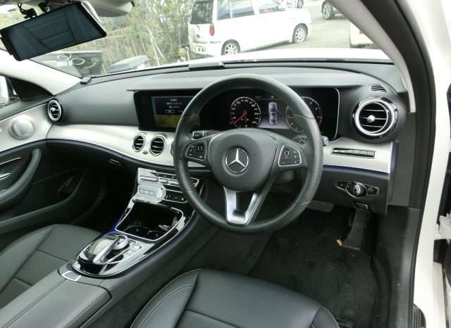 
								Mercedes-Benz E200 full									