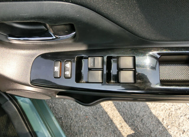 
								Toyota Vitz Hybrid full									