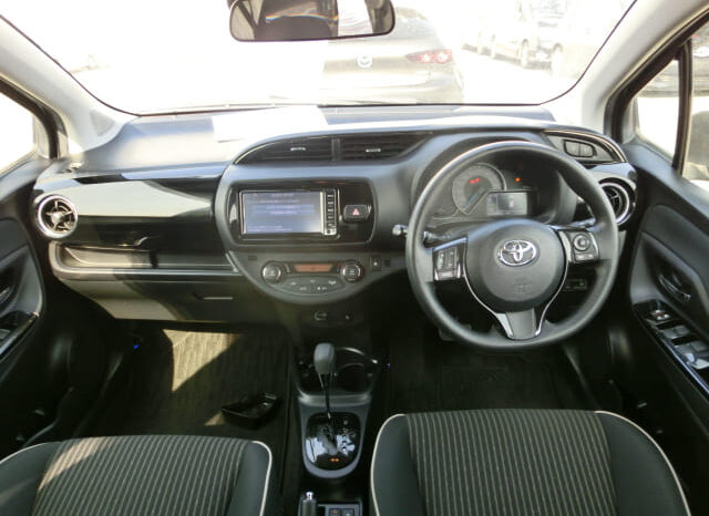 
								Toyota Vitz Hybrid full									