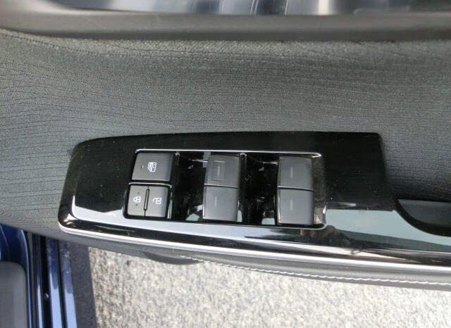 
								Toyota Crown Hybrid full									