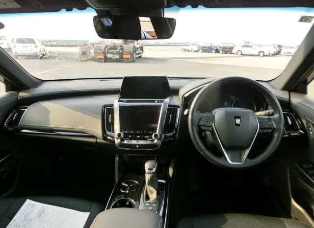 
								Toyota Crown Hybrid full									