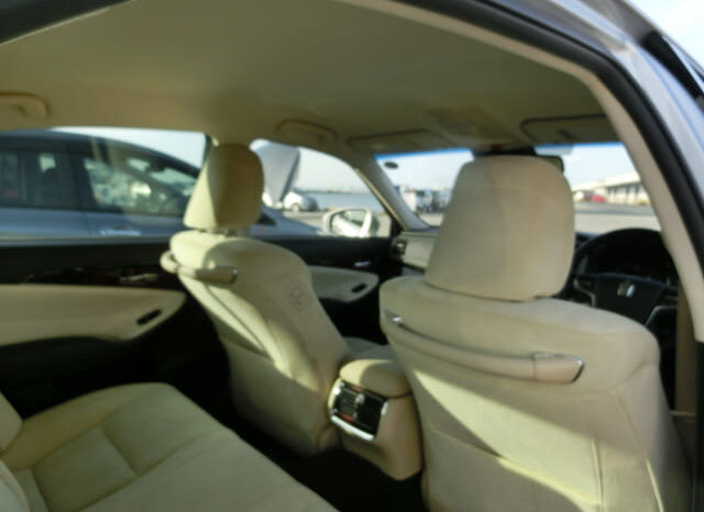 
								Toyota Crown Hybrid full									