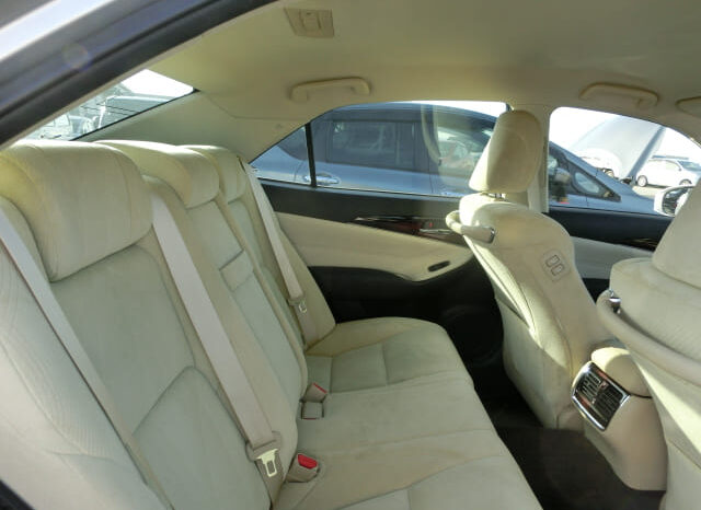 
								Toyota Crown Hybrid full									