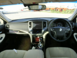 
										Toyota Crown Hybrid full									