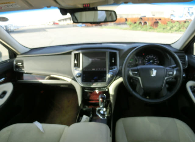 
								Toyota Crown Hybrid full									