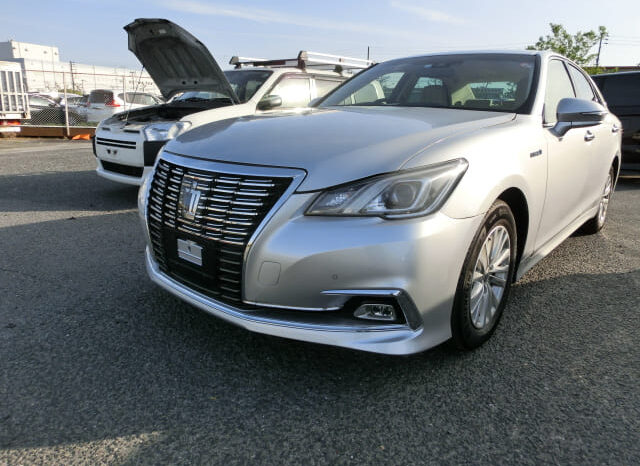 
								Toyota Crown Hybrid full									