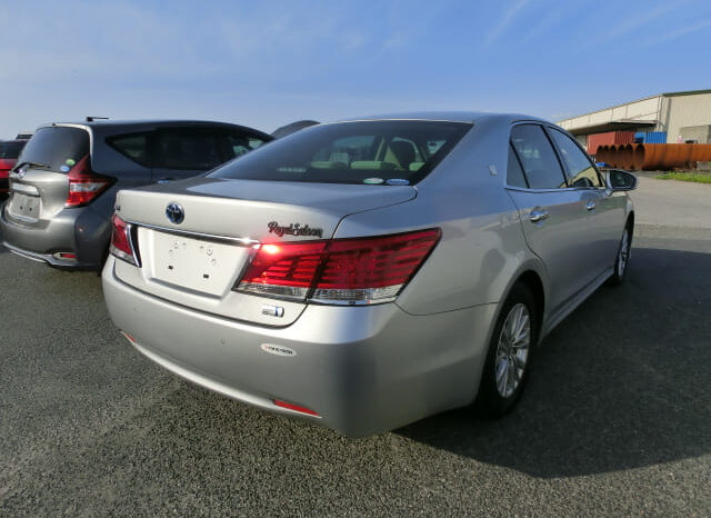 
								Toyota Crown Hybrid full									