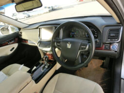 
										Toyota Crown Hybrid full									