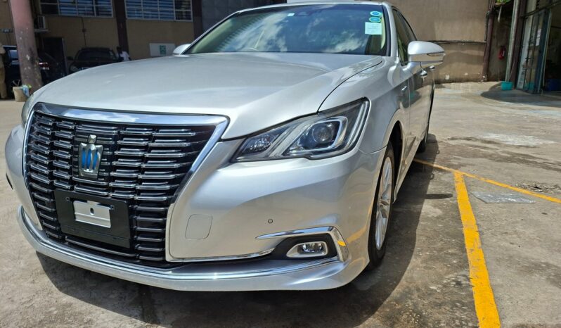 
								Toyota Crown Hybrid full									