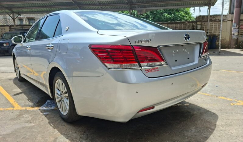 
								Toyota Crown Hybrid full									