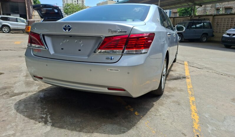 
								Toyota Crown Hybrid full									