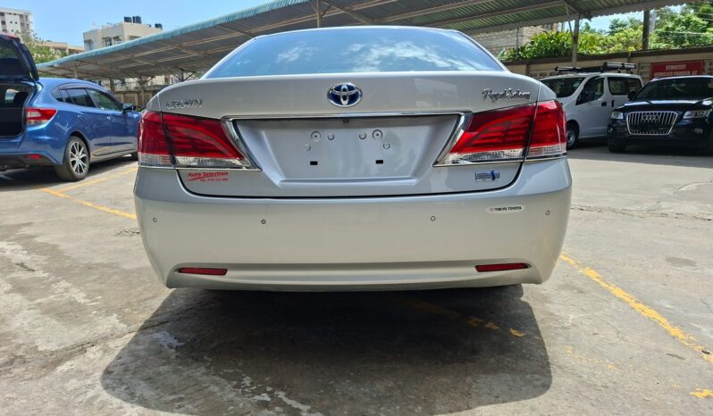 
								Toyota Crown Hybrid full									