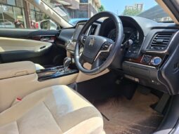 
										Toyota Crown Hybrid full									