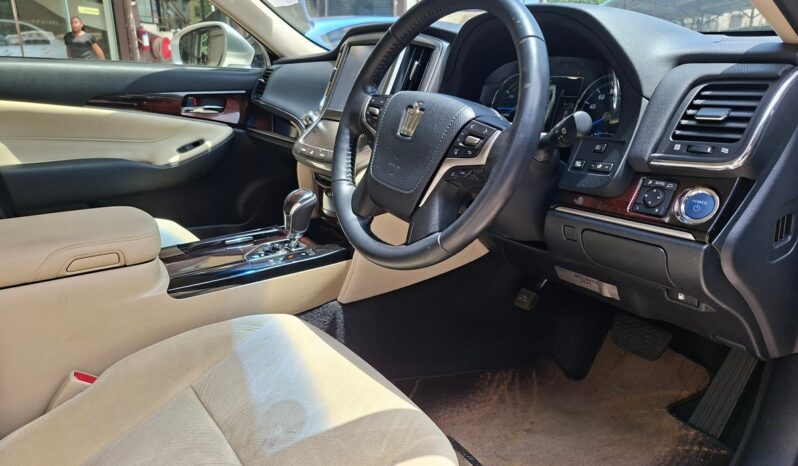 
								Toyota Crown Hybrid full									