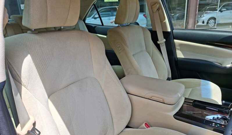 
								Toyota Crown Hybrid full									