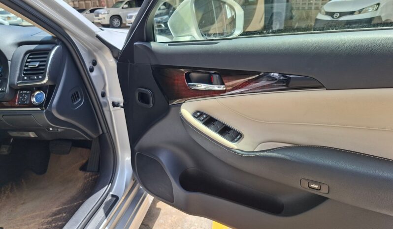 
								Toyota Crown Hybrid full									