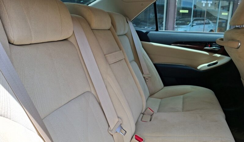 
								Toyota Crown Hybrid full									