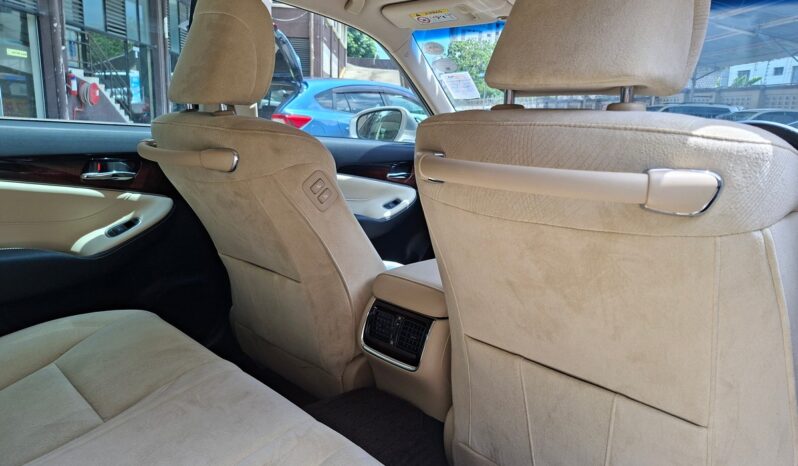 
								Toyota Crown Hybrid full									