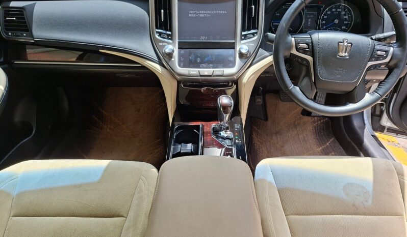 
								Toyota Crown Hybrid full									