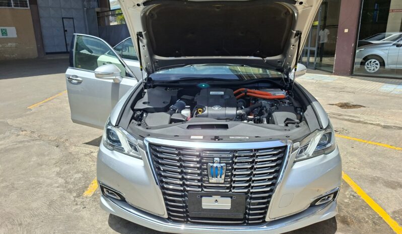
								Toyota Crown Hybrid full									