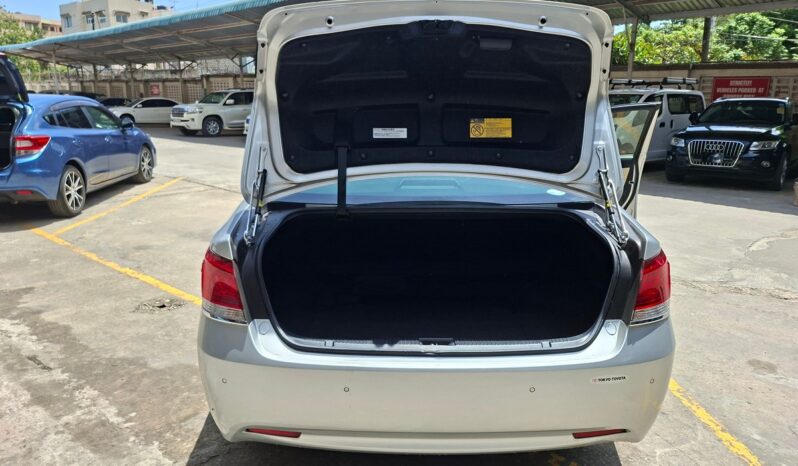 
								Toyota Crown Hybrid full									