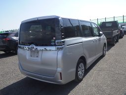 
										Toyota Voxy full									