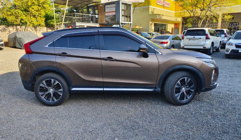 
								Mitsubishi Eclipse Cross full									